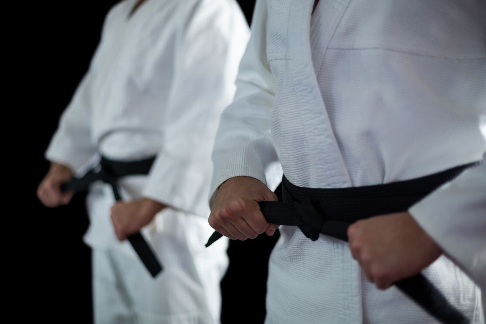 Karateka bei einer Technik in der Kampfsportakademie