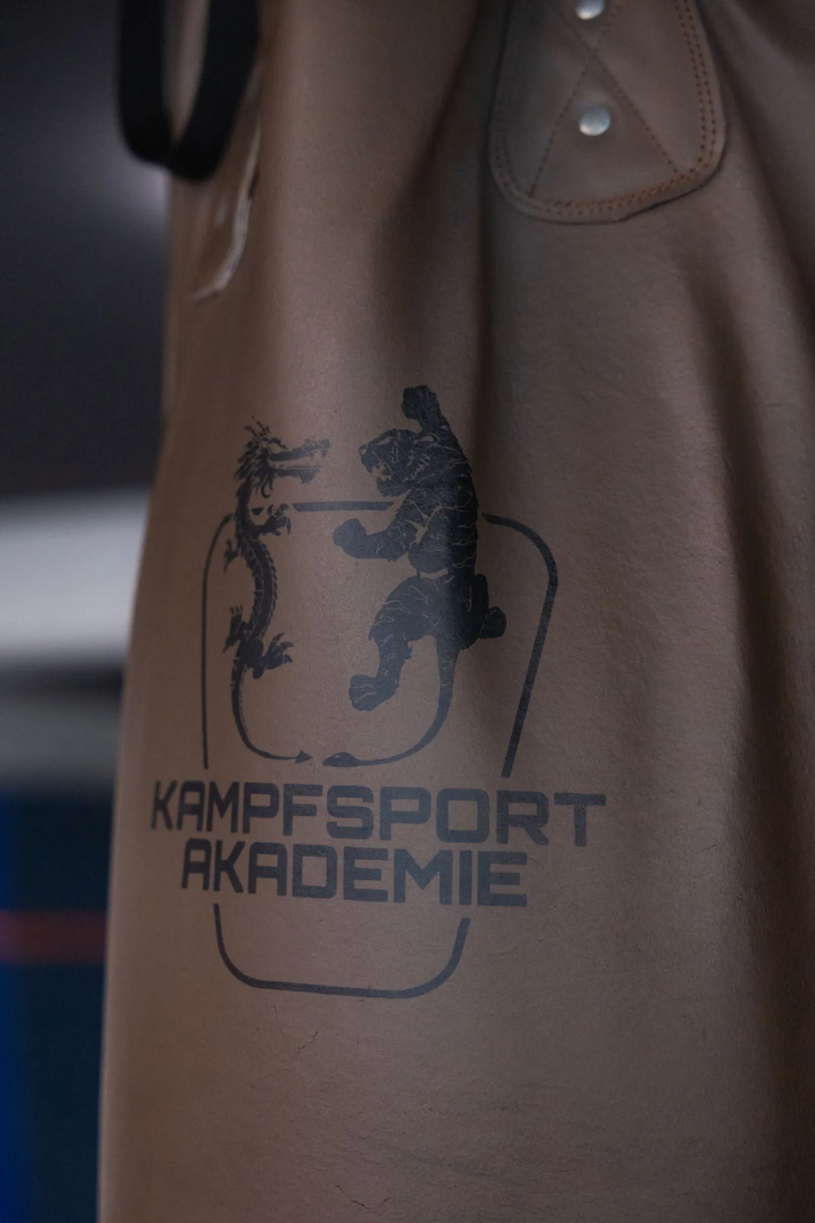 Boxsack mit geprägtem Logo der Kampfsportakademie in Mengen