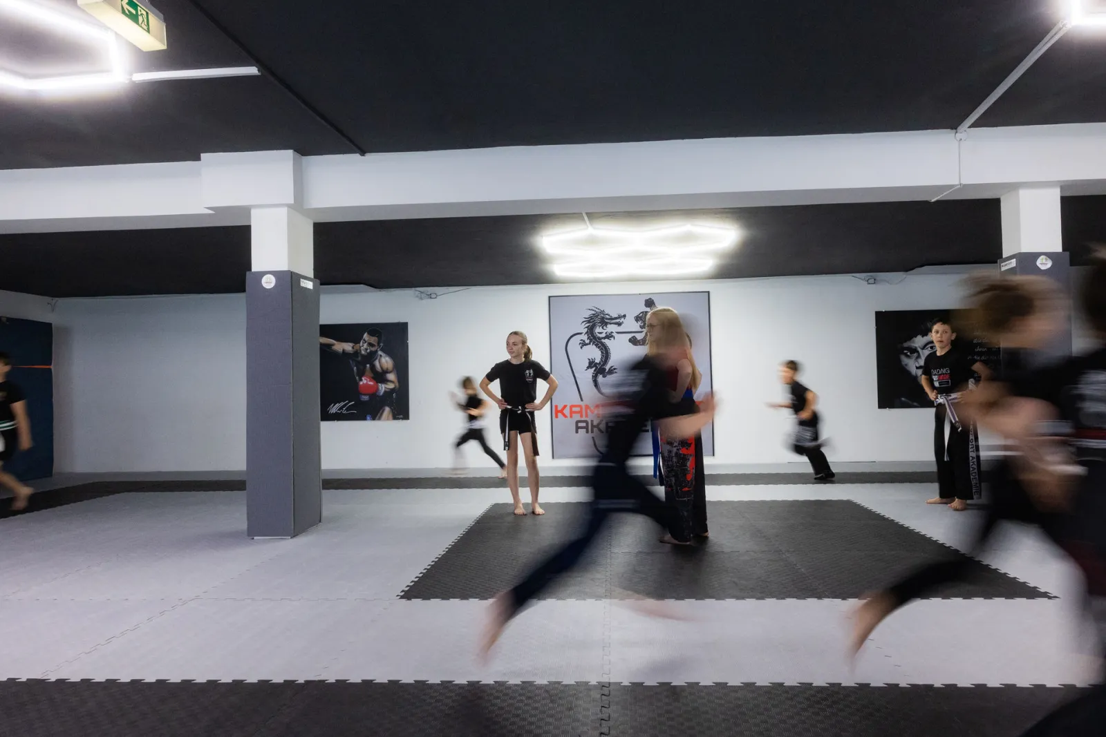 Kickbox-Unterricht in voller Bewegung in der Kampfsportakademie Mengen