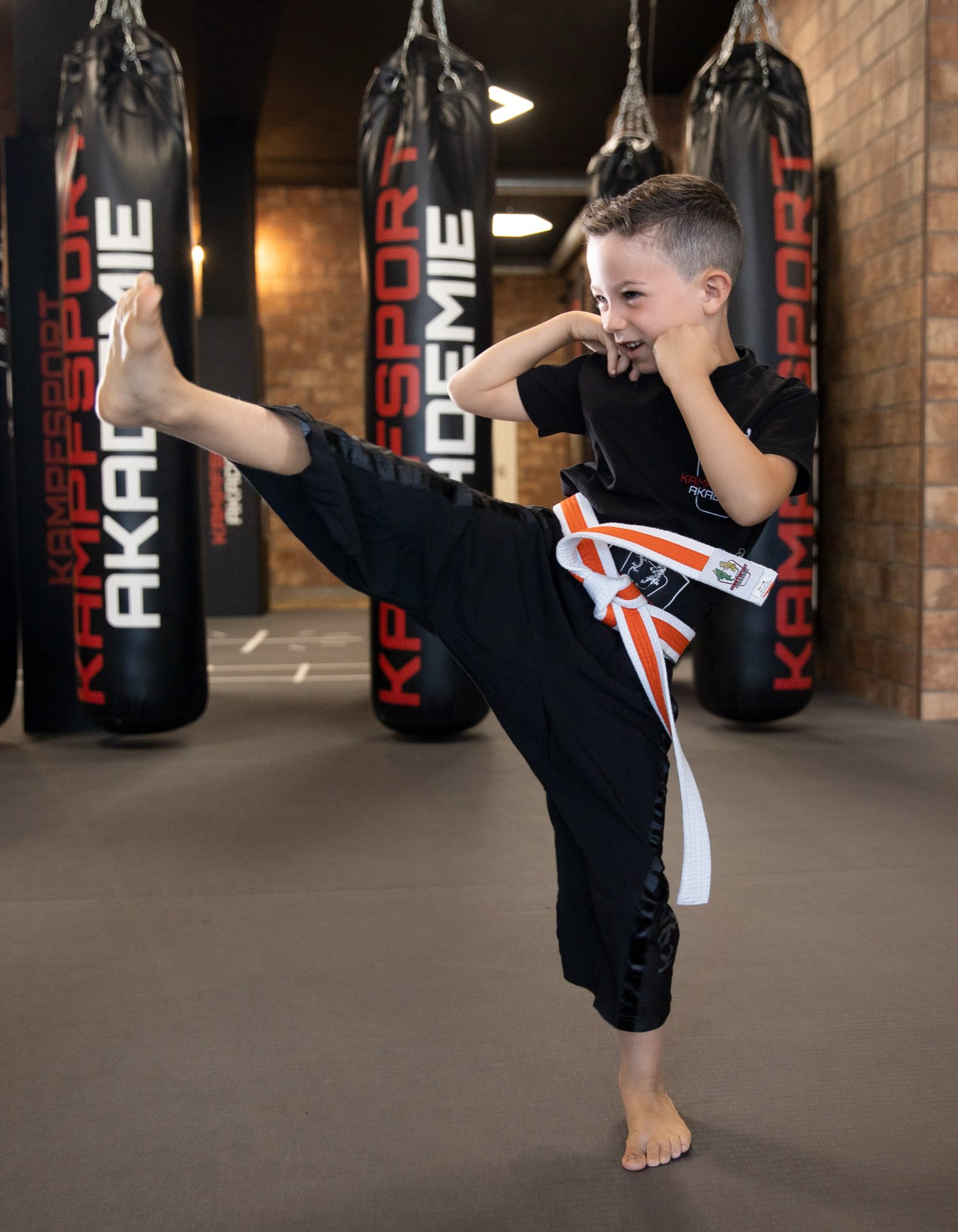 Kind beim Kickbox-Training an den Boxsäcken in der Kampfsportakademie Nürtingen